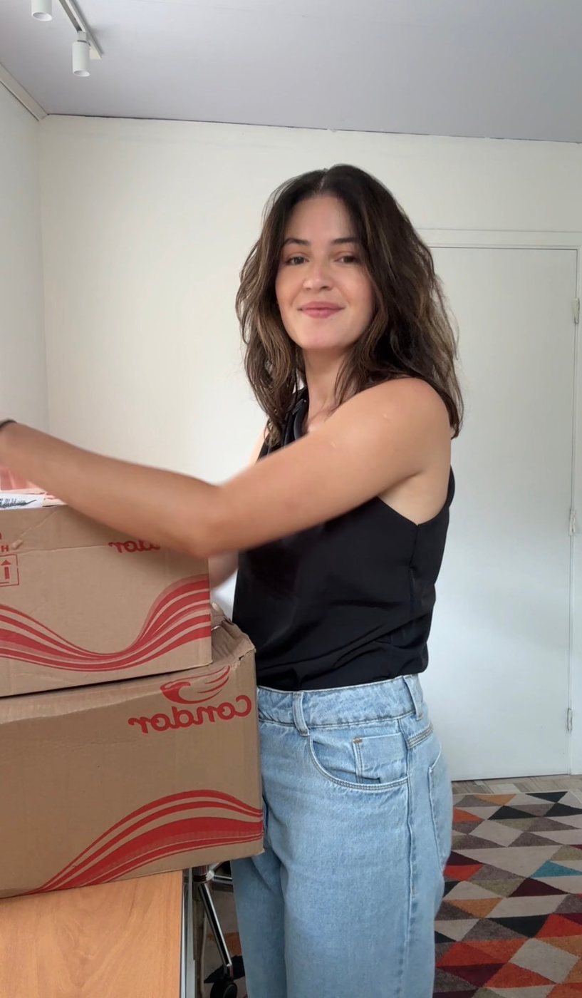 Jiceli preparando envios de encomendas pelos Correios para todo o Brasil